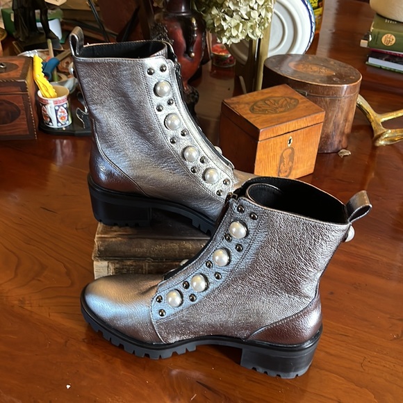 Karl Largerfeld Payden Pearl Stud Zip Metallic Leather Chunky Lug Sole Boots NEW - Picture 2 of 9